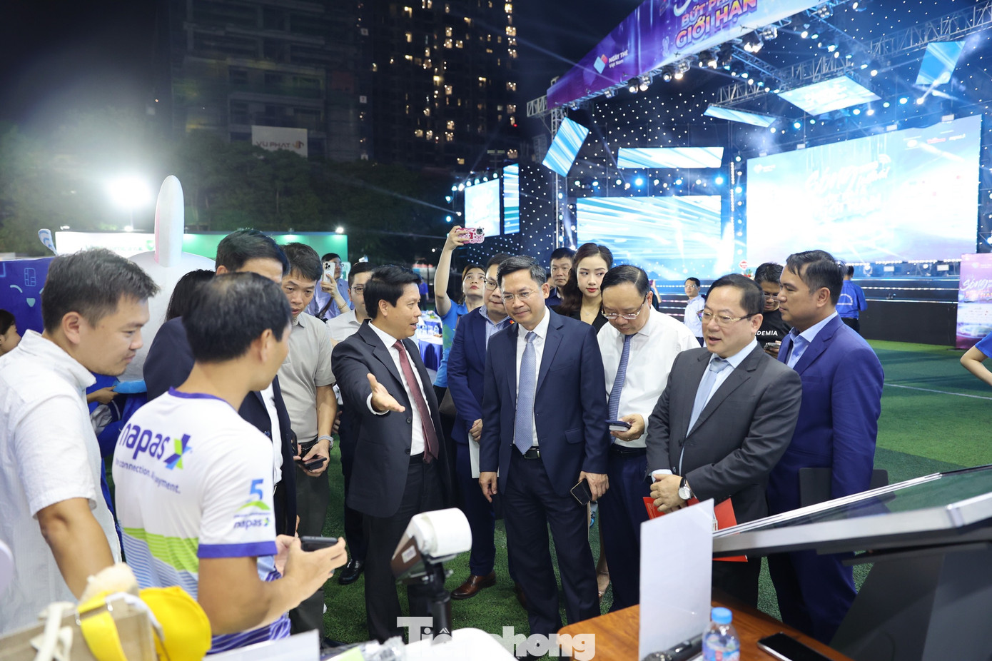 Phó Thống đốc Phạm Tiến Dũng cho rằng, việc phát triển các sản phẩm thẻ và thanh toán cần quan tâm đến 2 chữ “tiện và lợi”. Bởi, dù có làm gì thì người dân cũng cần phải thấy tiện dụng, dễ dùng, và tiếp đó phải thấy có lợi ích về kinh tế.