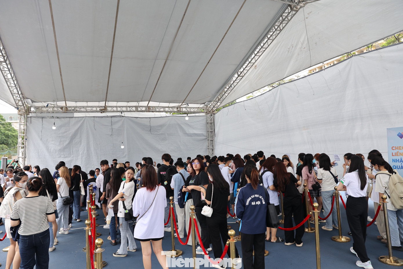 Sinh viên xếp hàng chờ nhận 50.000 đồng vào tài khoản. Sinh viên xếp hàng chờ nhận 50.000 đồng vào tài khoản.