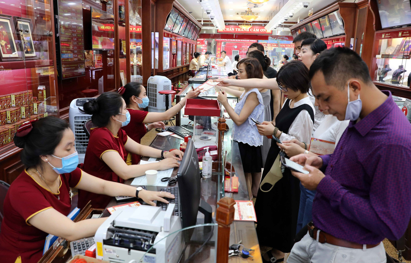 Người dân tấp nập mua bán vàng lúc giá cao.