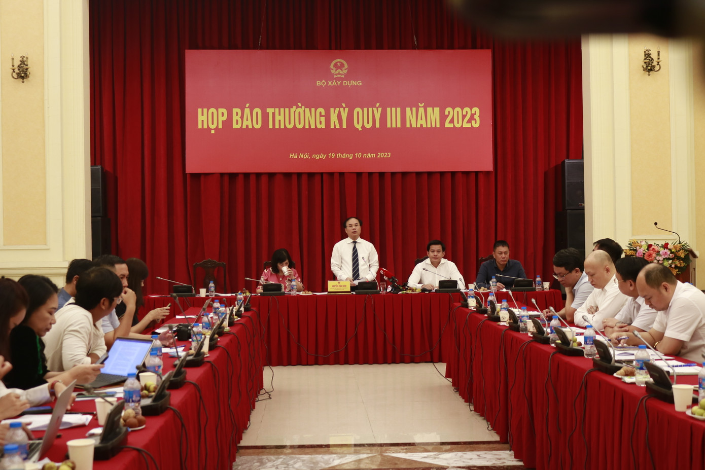 Thứ trưởng Bộ Xây dựng Nguyễn Văn Sinh trả lời câu hỏi phóng viên tại họp báo chiều 19/10 (ảnh: Ngọc Mai). Thứ trưởng Bộ Xây dựng Nguyễn Văn Sinh trả lời câu hỏi phóng viên tại họp báo chiều 19/10 (ảnh: Ngọc Mai).