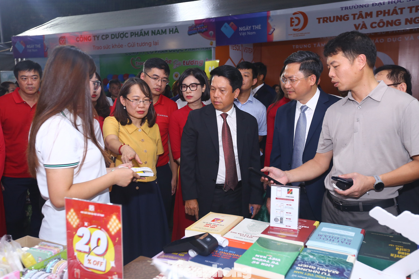 Các lãnh đạo trải nghiệm mua sắm sách và thanh toán bằng quét mã QR tại gian hàng Agribank.