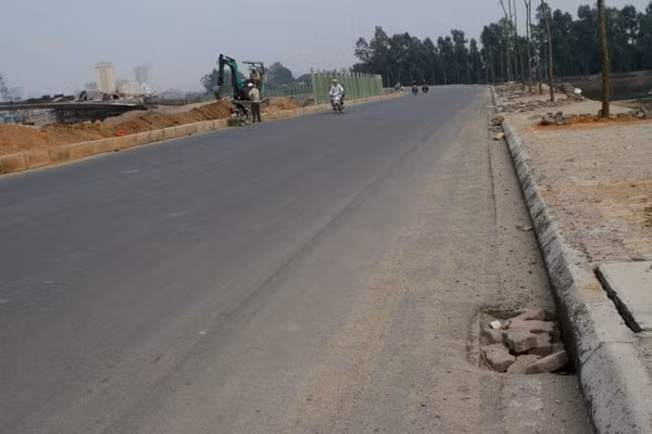 Người dân phải dùng gạch đổ xuống hố ga cho đỡ nguy hiểm. Người dân phải dùng gạch đổ xuống hố ga cho đỡ nguy hiểm