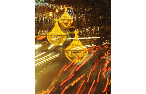 Đường phố trung tâm thủ đô Tbilisi, Georgia được thắp sáng trong đêm cuối năm