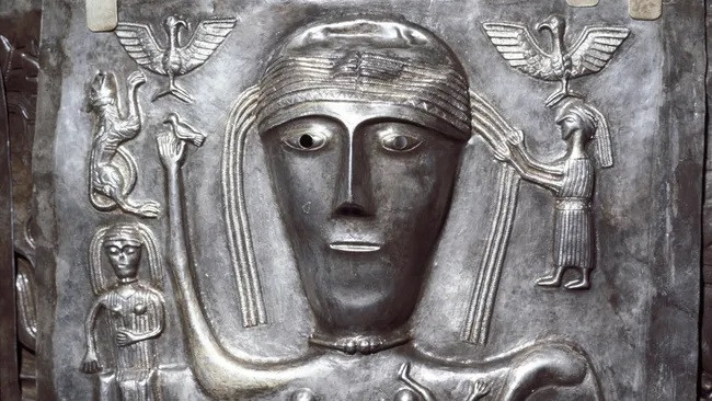 Một hiện vật mô tả một nữ thần Celtic với những chú đại bàng được tìm thấy ở Đan Mạch, có niên đại khoảng năm 100 trước Công nguyên (Ảnh: Print Collector)