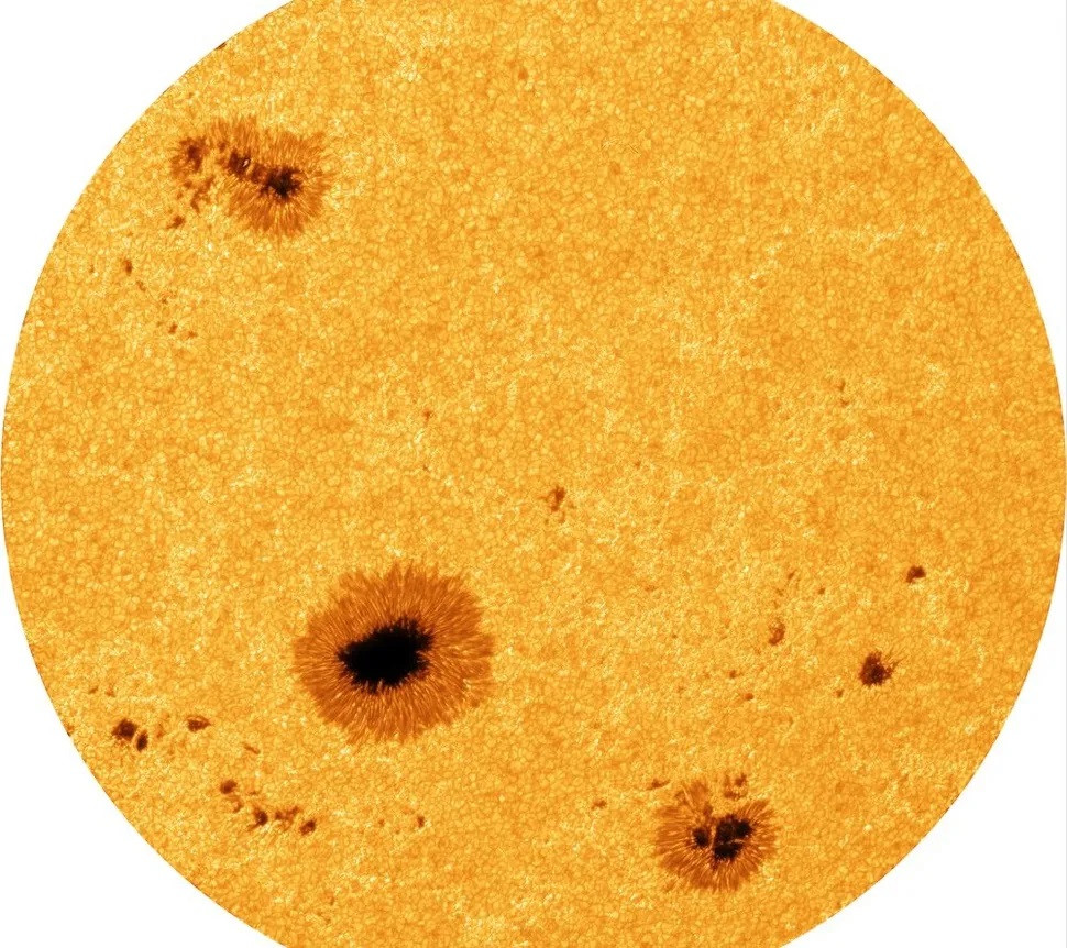 Hình ảnh có độ phân giải cao được phục hồi từ 100 lần phơi sáng riêng lẻ được chụp bởi hệ thống camera tiên tiến mới của Kính thiên văn Tháp Chân không.(Ảnh: R. Kamlah et al. 2025)