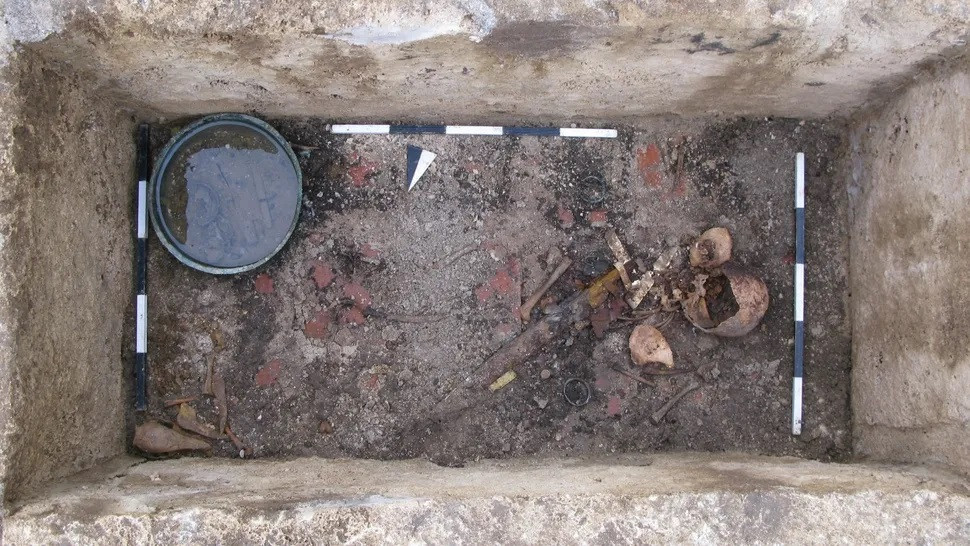 Ngôi mộ của "Hoàng tử băng giá" được tìm thấy giữa đống đổ nát của một ngôi biệt thự thời La Mã gần thị trấn Mattsies của Bavaria vào năm 2021.(Ảnh: BLFD) Ngôi mộ của "Hoàng tử băng giá" được tìm thấy giữa đống đổ nát của một ngôi biệt thự thời La Mã gần thị trấn Mattsies của Bavaria vào năm 2021.(Ảnh: BLFD)