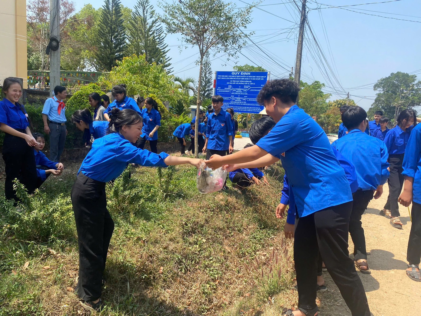 Tỉnh Đoàn Kon Tum đã triển khai vệ sinh, thu gom 4,8 tấn rác