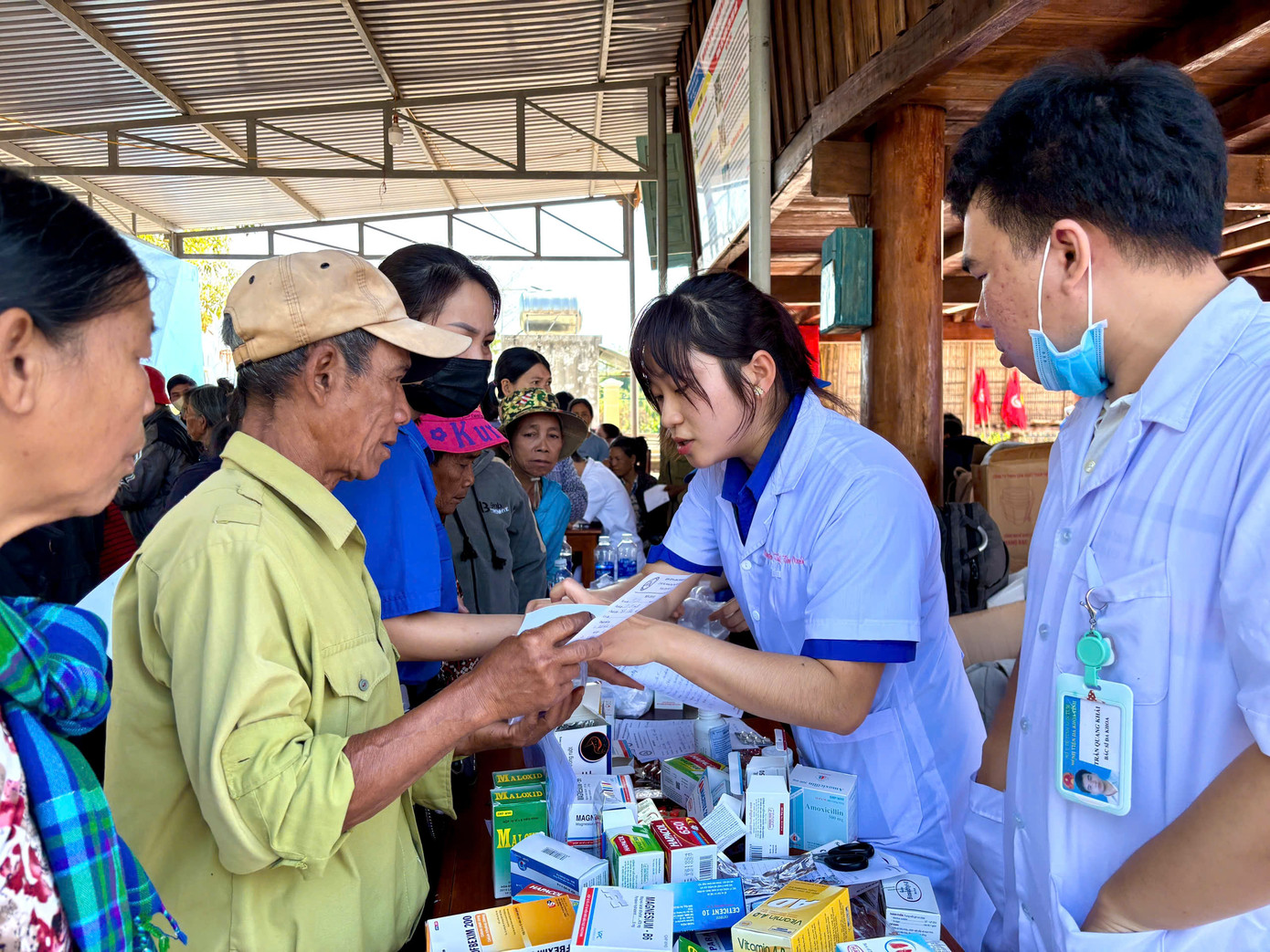 Khám bệnh và cấp phát thuốc miễn phí cho 300 lượt người dân. Khám bệnh và cấp phát thuốc miễn phí cho 300 lượt người dân.