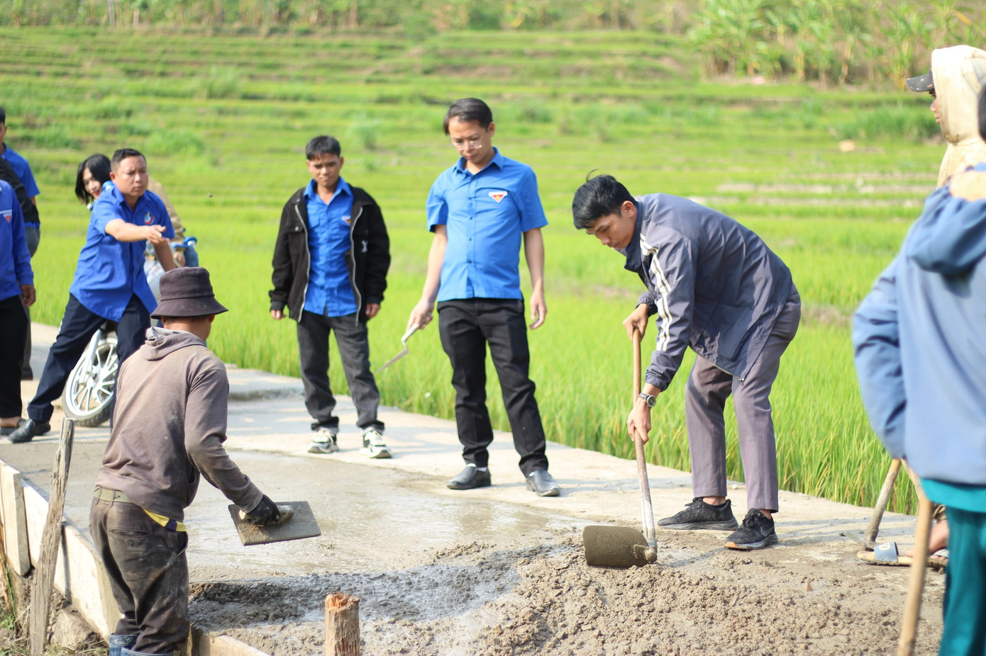 Tỉnh Đoàn Kon Tum sửa chữa 8km đường nông thôn mới.