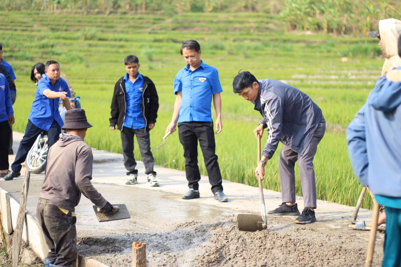 Tỉnh Đoàn Kon Tum sửa chữa 8km đường nông thôn mới.