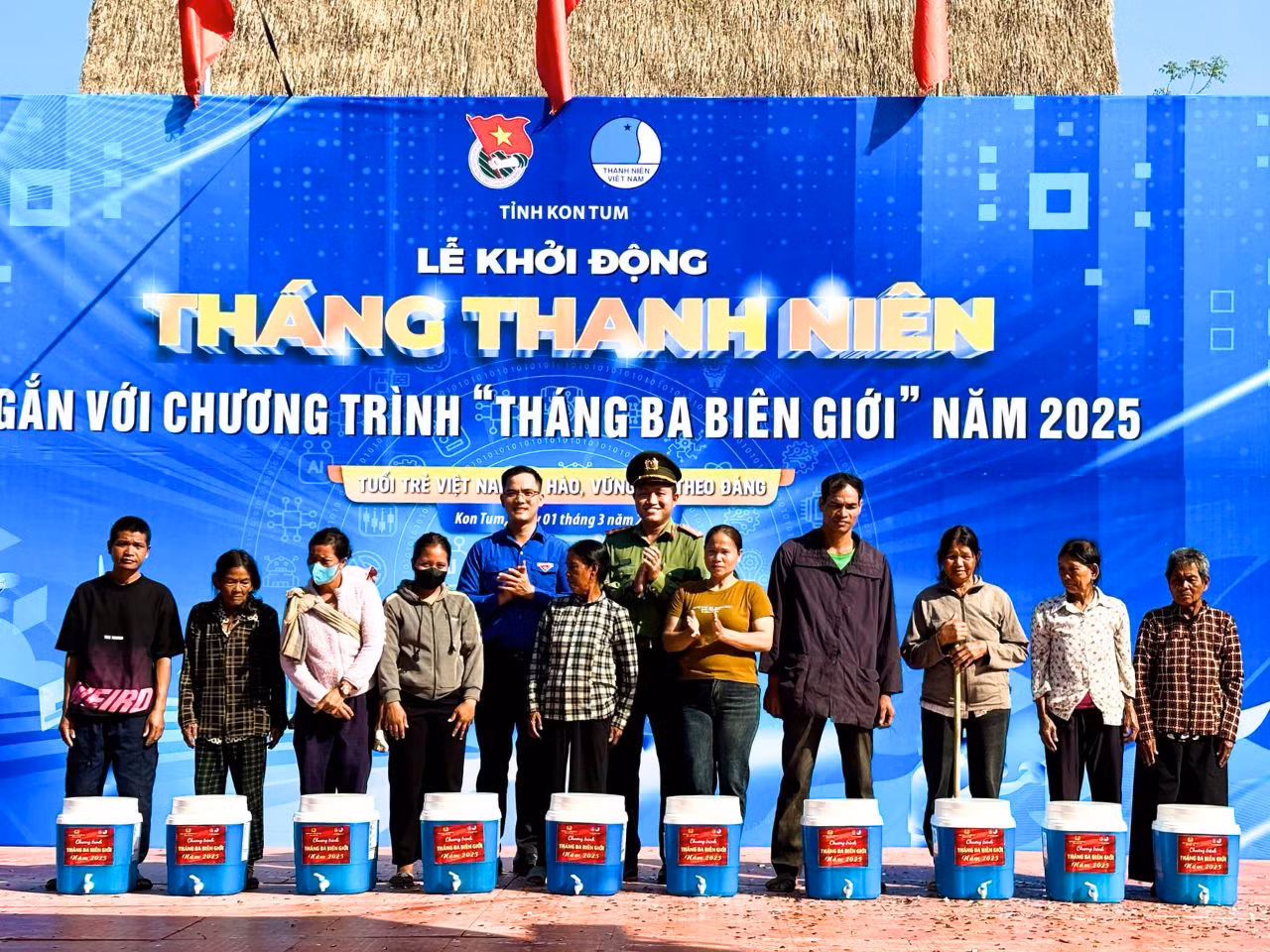 Trao tặng bình lọc nước cho người dân nghèo