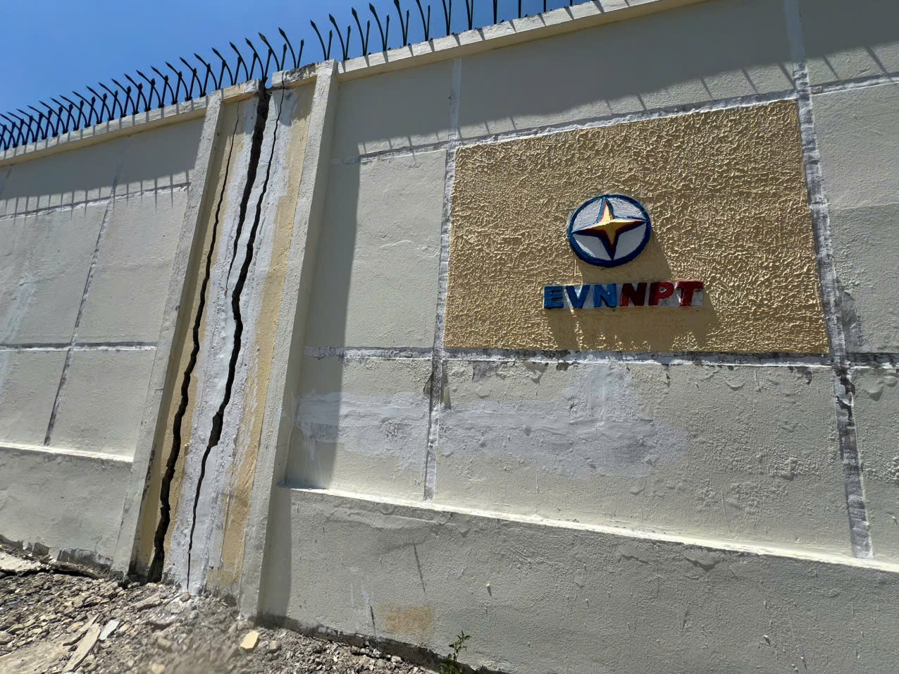 Một phần tường bao bên ngoài bị nứt toác. Một phần tường bao bên ngoài bị nứt toác.