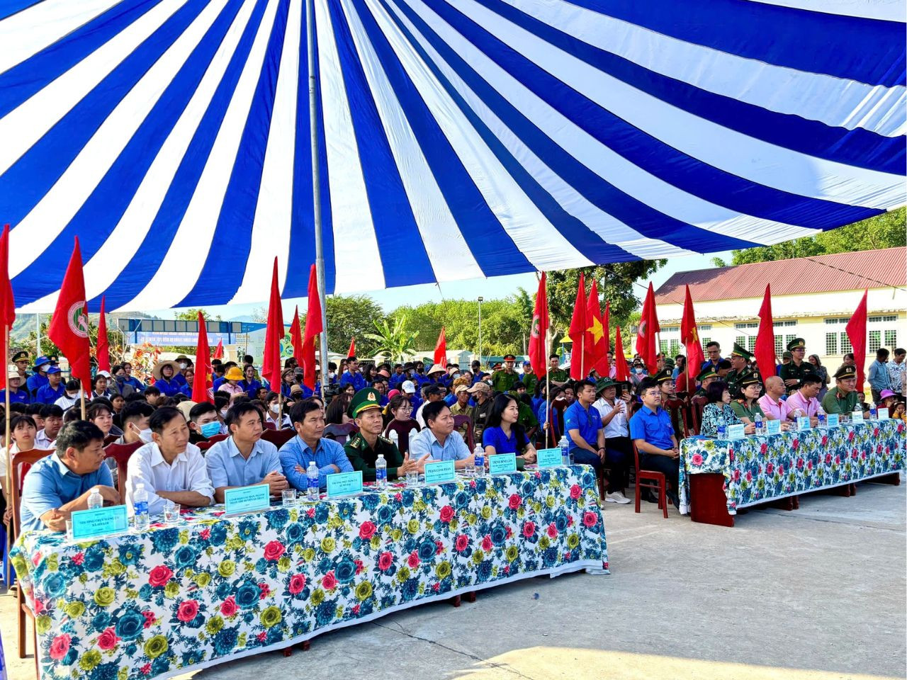 Gần 300 cán bộ chiến sĩ, đoàn viên thanh niên có mặt trong lễ khởi động. Gần 300 cán bộ chiến sĩ, đoàn viên thanh niên có mặt trong lễ khởi động.