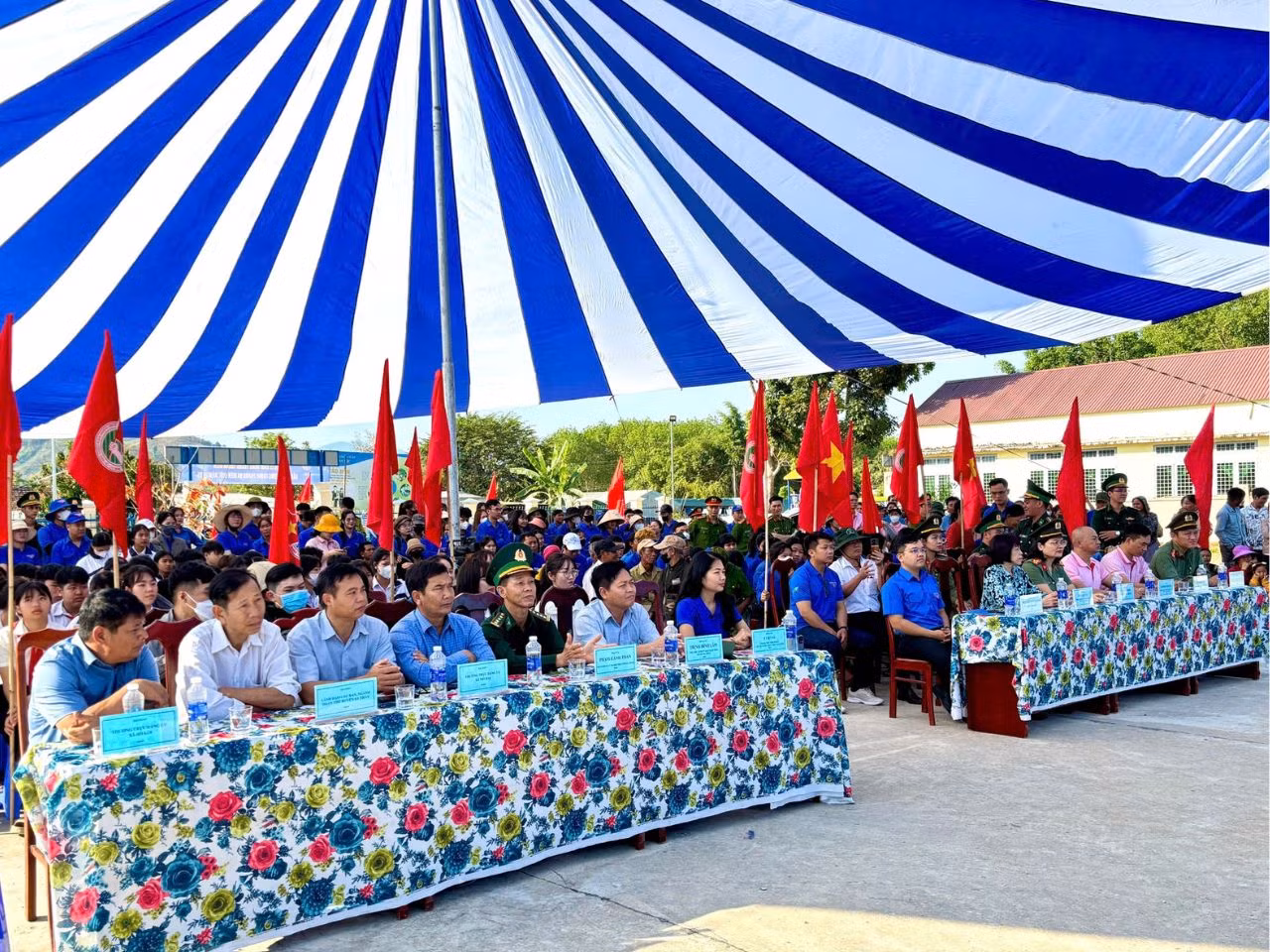 Gần 300 cán bộ chiến sĩ, đoàn viên thanh niên có mặt trong lễ khởi động.