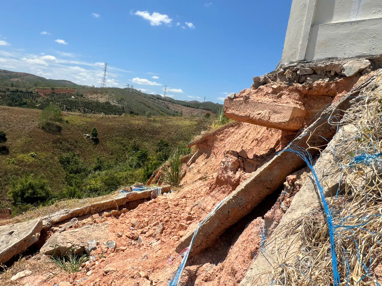 Sạt lở ảnh hưởng đến kết cấu và đe dọa an toàn tại Trạm cắt 220kV Bờ Y. Sạt lở ảnh hưởng đến kết cấu và đe dọa an toàn tại Trạm cắt 220kV Bờ Y.