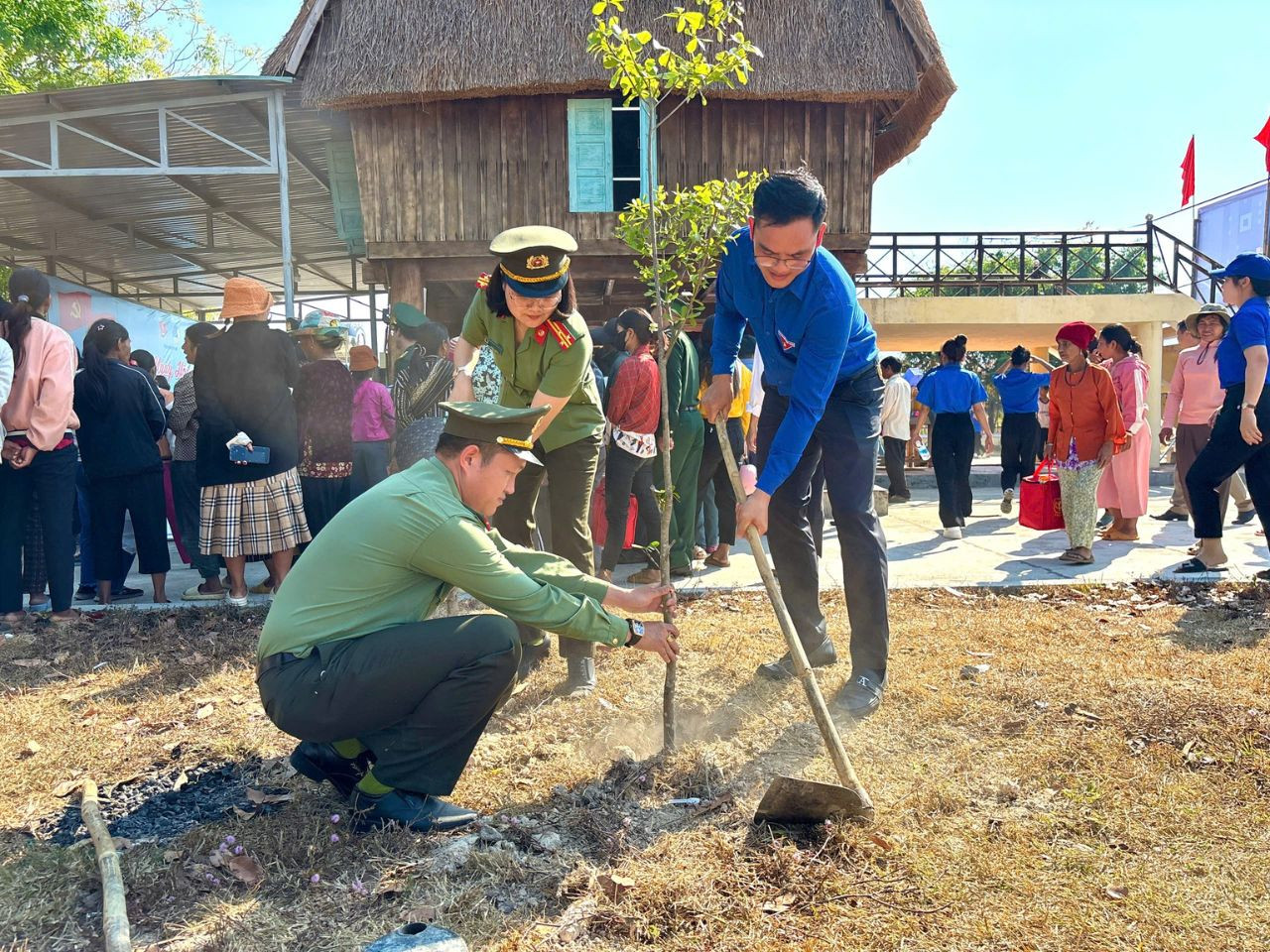 Ra quân thực hiện công trình vườn cây thanh niên Ra quân thực hiện công trình vườn cây thanh niên