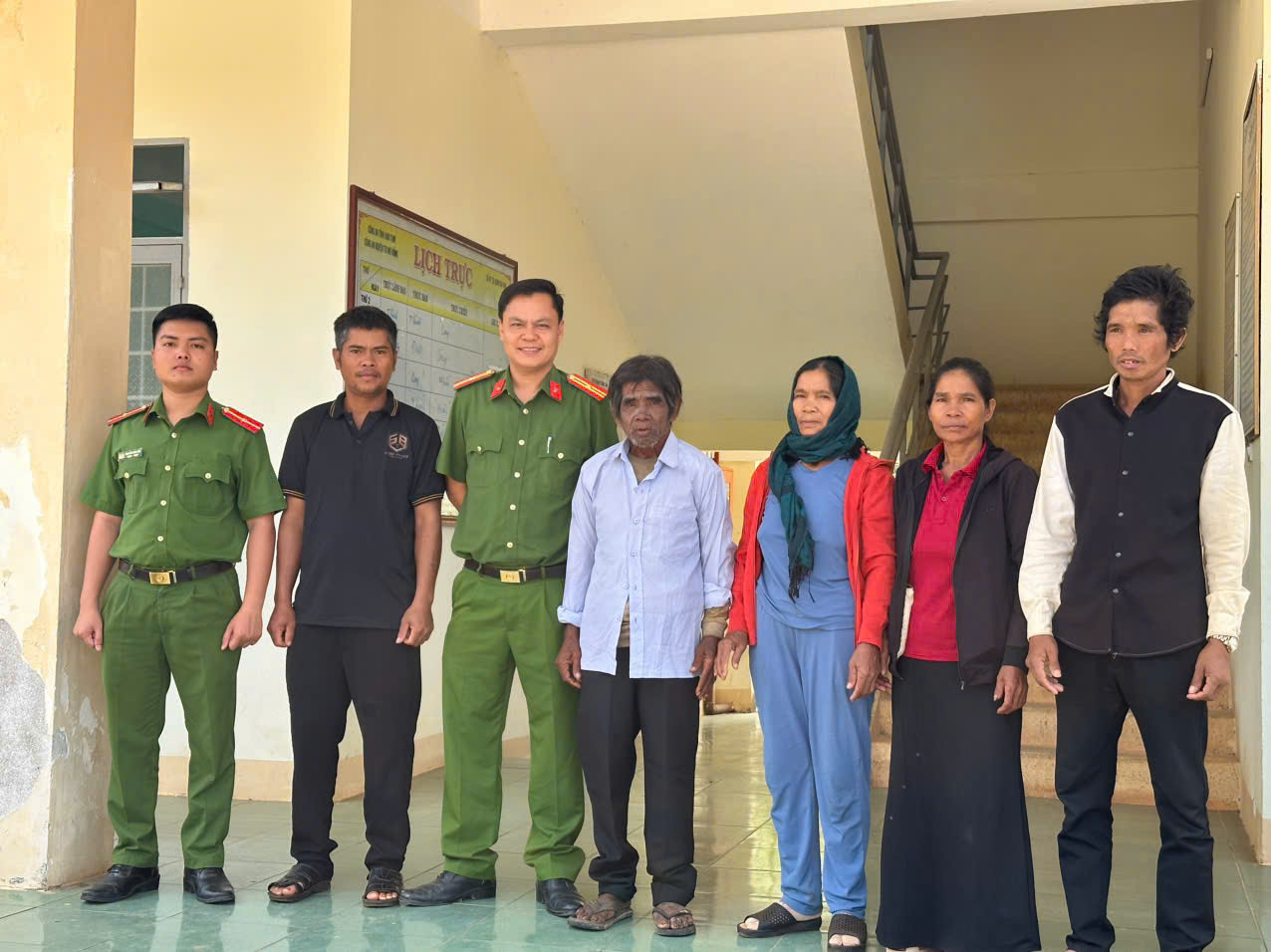 Gia đình ông Thênh tại trụ sở Công an xã Đăk Hà. Gia đình ông Thênh tại trụ sở Công an xã Đăk Hà.