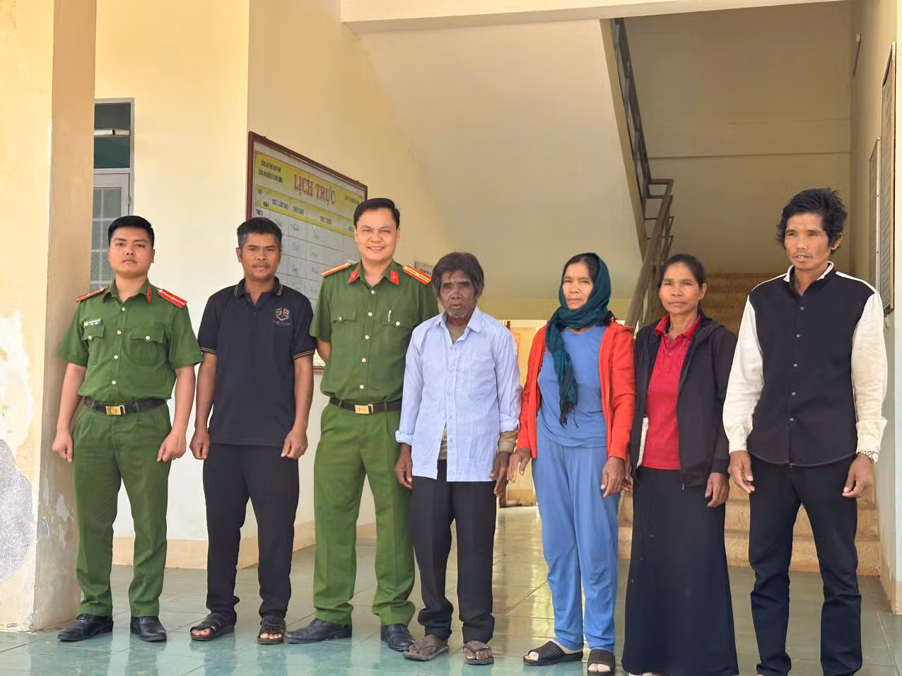Gia đình ông Thênh tại trụ sở Công an xã Đăk Hà. Gia đình ông Thênh tại trụ sở Công an xã Đăk Hà.