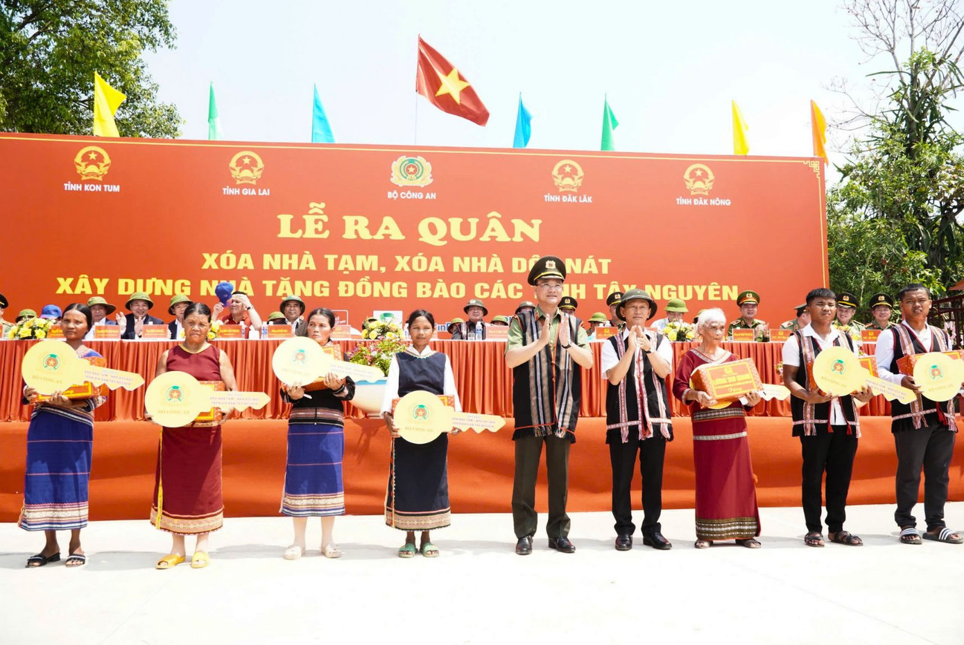 Trung tướng Phạm Thế Tùng trao chìa khóa nhà tượng trưng cho đồng bào nhận hỗ trợ nhà mới.