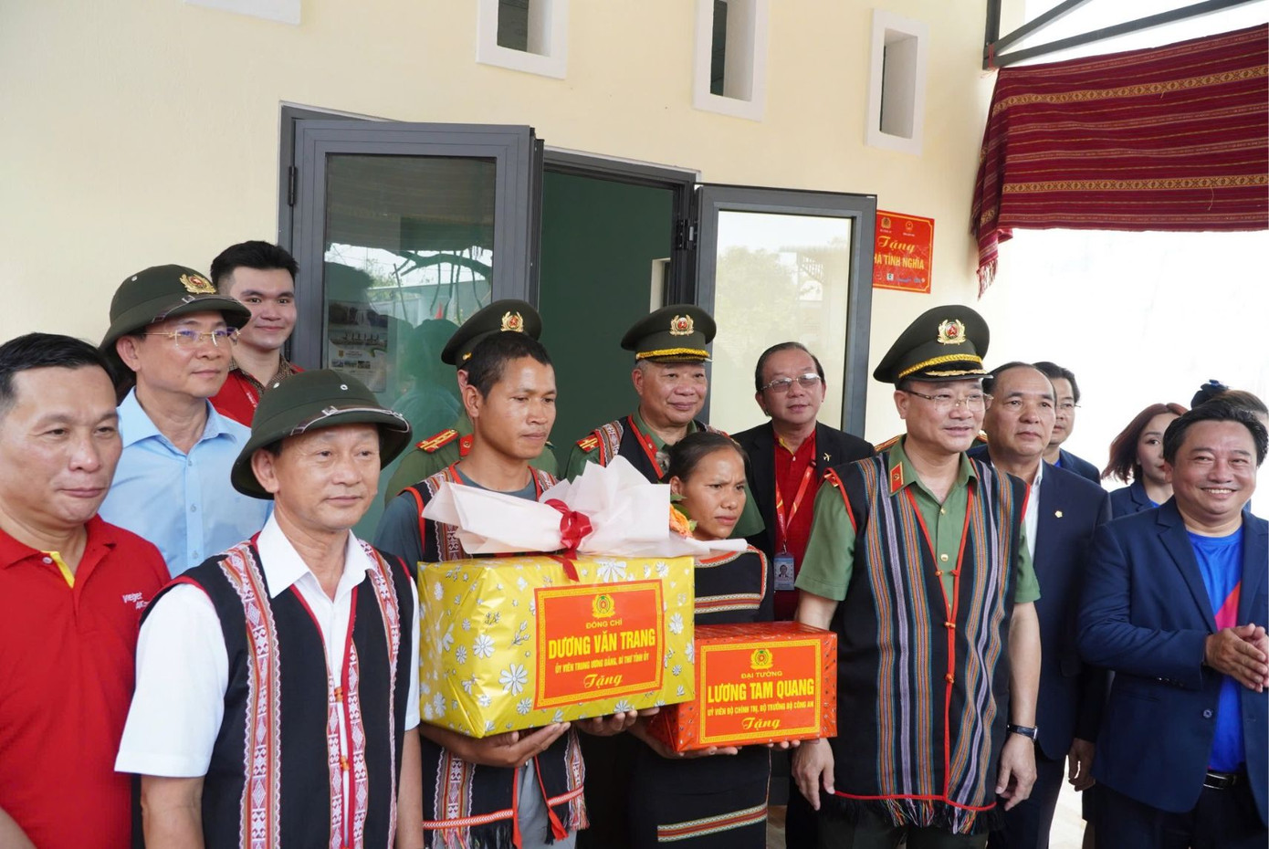 Gia đình chị Y Lan xúc động trong ngày đón nhận nhà mới.