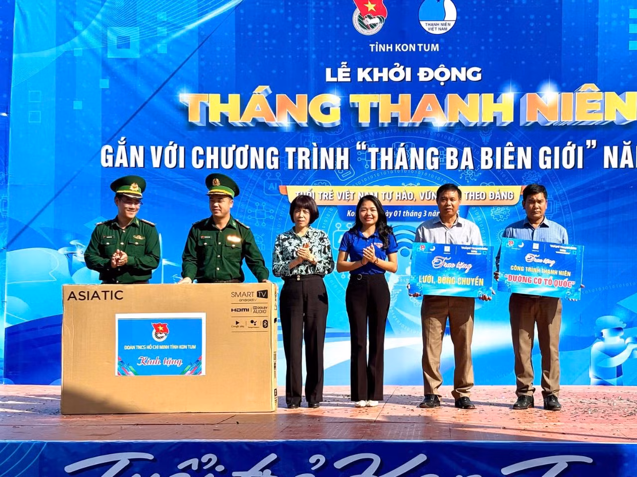 Trao tặng tivi cho đồn biên phòng xã Ia Dom