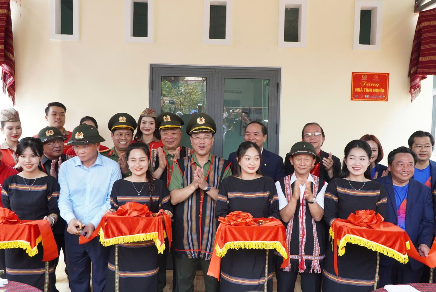 Lãnh đạo Bộ Công an và tỉnh Kon Tum cắt băng khánh thành nhà mới cho gia đình chị Y Lan.