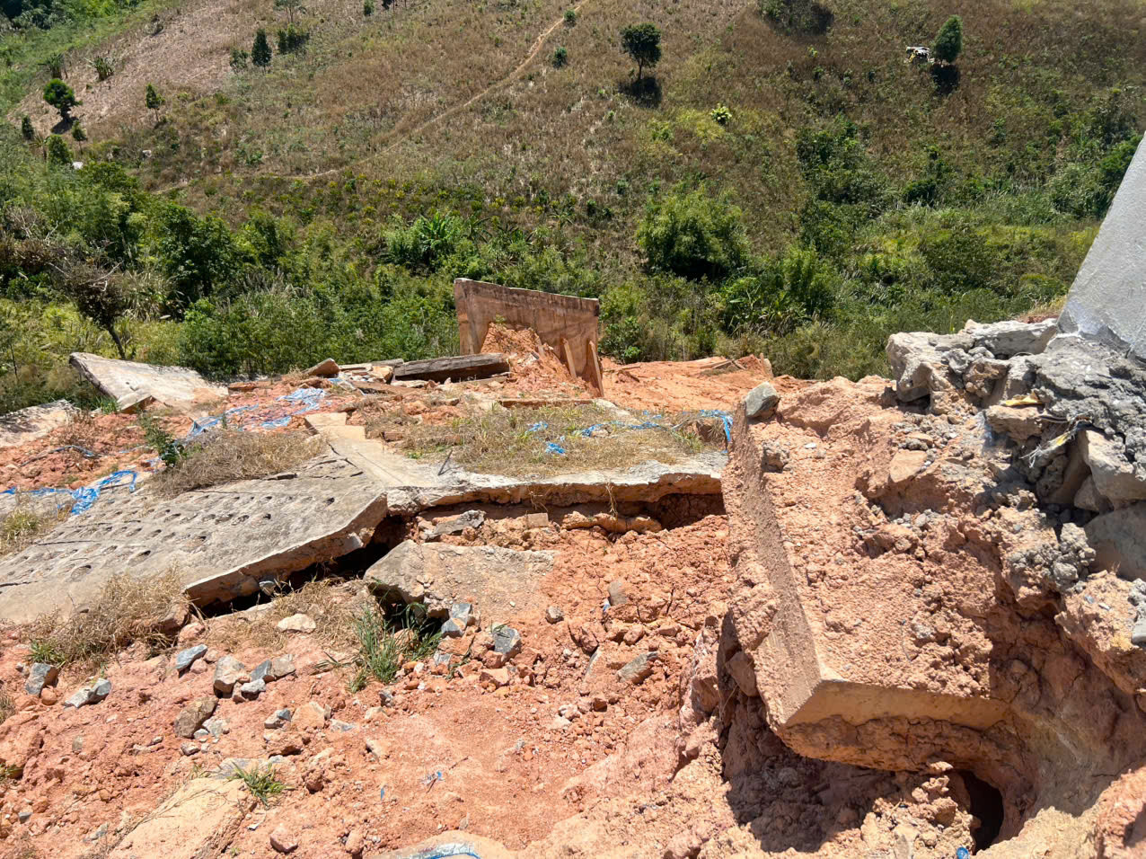 Một phần mái taluy âm bị sạt trượt và vỡ vụn thành từng mảnh Một phần mái taluy âm bị sạt trượt và vỡ vụn thành từng mảnh