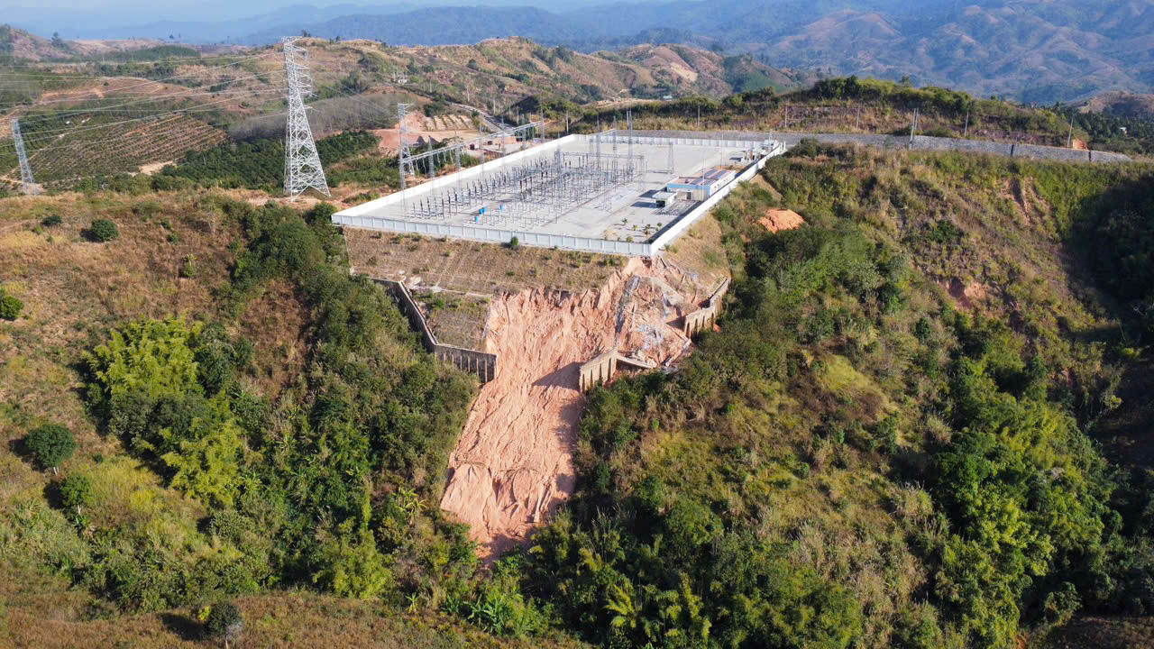 Trạm cắt 220kV Bờ Y xảy ra tình trạng sạt trượt taluy âm, nứt toác tường. Trạm cắt 220kV Bờ Y xảy ra tình trạng sạt trượt taluy âm, nứt toác tường.