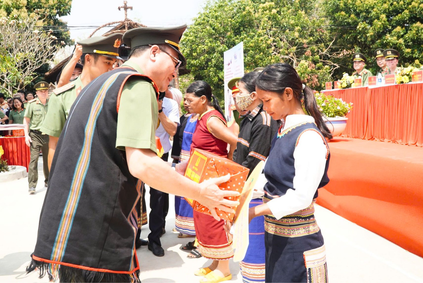 Trung tướng Phạm Thế Tùng trao quà cho các hộ đồng bào thuộc chương trình xóa nhà tạm, nhà dột nát