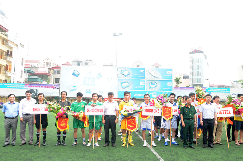 Ban tổ chức trao hoa và cờ lưu niệm cho các đội bóng. Ảnh: Tuấn Nguyễn