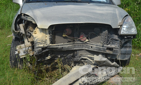 Xe 7 chỗ lao xuống chân đê nát bét, 3 người thoát nạn ảnh 1