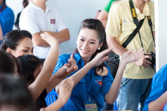 Sau đó tới thăm thăm tặng, quà cho các nạn nhân chất độc da cam