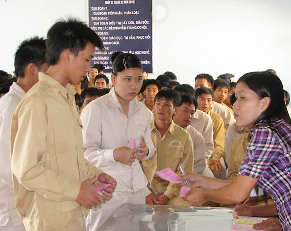 Cử tri tại Trung tâm GDLĐXH làm thủ tục nhận phiếu bầu