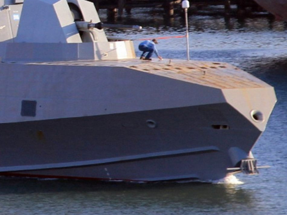 Phần mũi tàu được thiết kế mũi tam giác tù chứ không nhọn như các tàu LSC