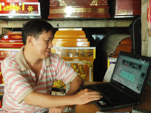 Anh Chiêu mở trang web về văn hóa tang lễ có nhiều người truy cập tìm đọc. Ảnh: T.N.A 