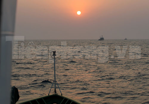 Đi trong hoàng hôn trên biển