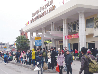 Xếp hàng đợi xe buýt tại bến xe GIáp Bát (Hà Nội) chiều qua Ảnh: Trọng Đảng