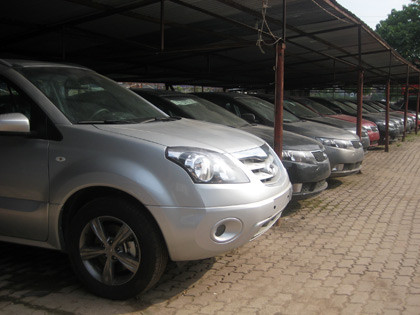 Trong khi các đại gia không ngại rút hàng chục tỷ sắm siêu xe, phần đông người tiêu dùng vì sợ phí nên hoãn mua xe