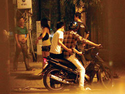 Bắt khách. Ảnh: Thanh Niên. Bắt khách. Ảnh: N.T.N (Thanh Niên)