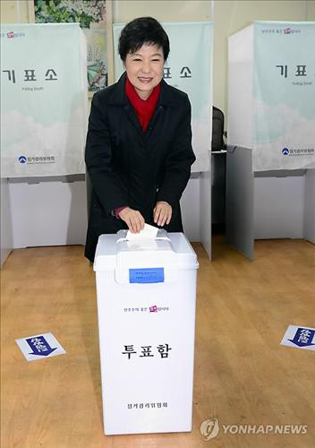 Và bỏ phiếu vào hòm phiếu 