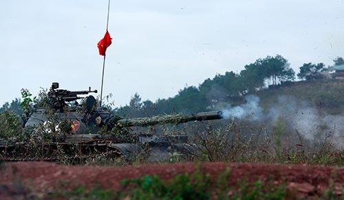 Xe tăng xung kích dùng hỏa lực áp chế đối phương và yểm hộ cho bộ binh xung phong mở cửa.