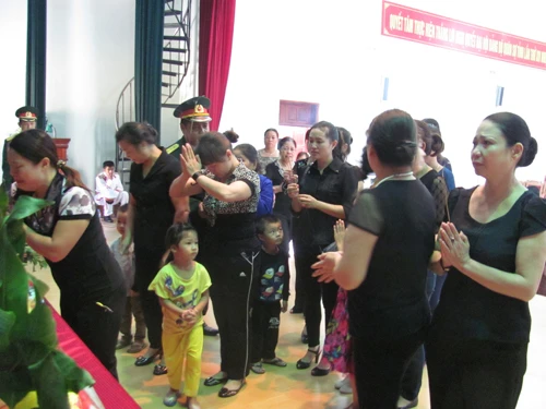 Nhiều người dân xúc động thắp nhang, tiễn đưa Đại tướng.ảnh: Duy Chiến