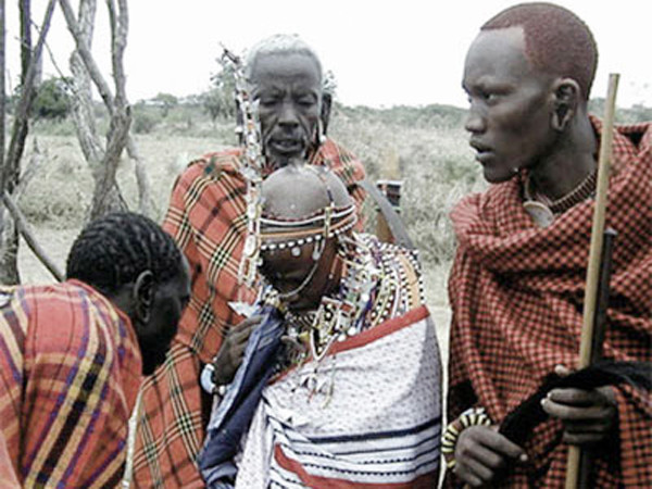 Tục nhổ nước bọt của tộc người Massai