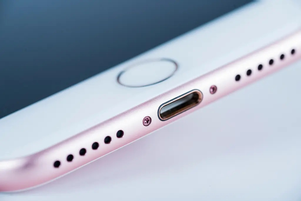 Hai lỗ loa ngay cạnh nút sạc chỉ là ảo ảnh về mặt thẩm mỹ, thực ra chỉ có cái bên phải là loa. Hai lỗ loa ngay cạnh nút sạc chỉ là ảo ảnh về mặt thẩm mỹ, thực ra chỉ có cái bên phải là loa.