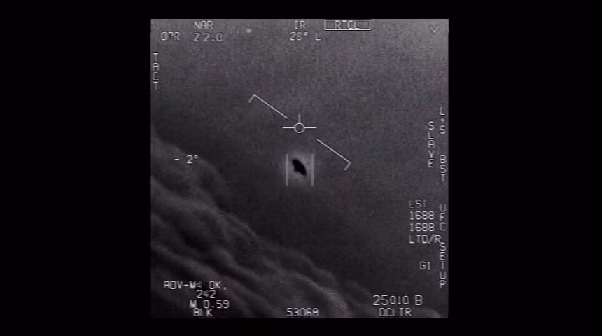 Những đoạn video nhìn thấy vật thể bay không xác định (UFO) vừa được công bố gây chấn động dư luận.