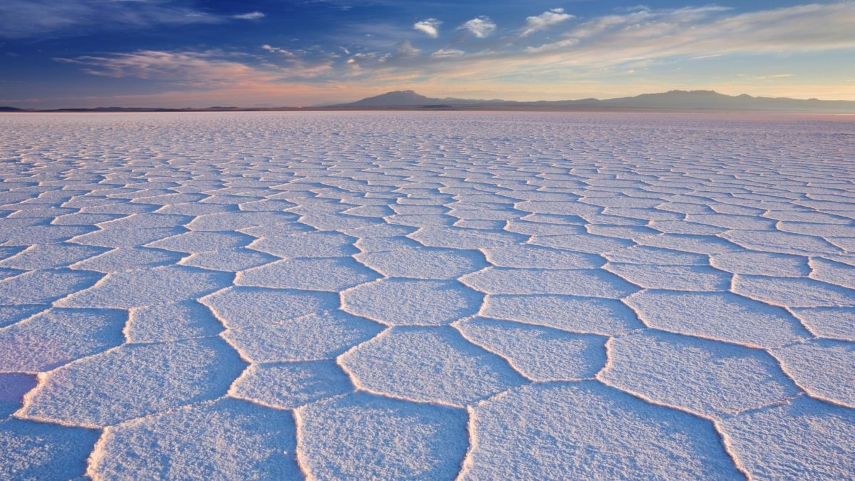 Sa mạc muối lớn nhất thế giới là Salar de Uyuni, ở Bolivia, nơi có hình tổ ong ngoạn mục