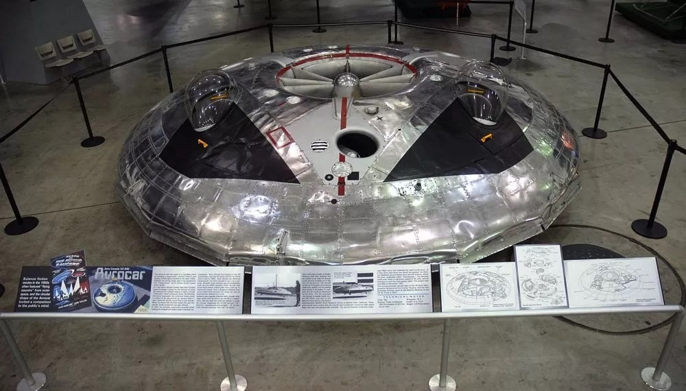 Các thiết kế được giải mật cho thấy nỗ lực của Lực lượng Không quân Mỹ nhằm chế tạo một chiếc đĩa bay có khả năng bay siêu thanh. Các thiết kế được giải mật cho thấy nỗ lực của Lực lượng Không quân Mỹ nhằm chế tạo một chiếc đĩa bay có khả năng bay siêu thanh.