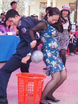 Đoàn viên thanh niên Cụm Trinh sát số 1 và các cô giáo trong trò chơi giải cứu thí sinh các đội thi mang tên “Chuyển đá lên đảo”