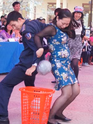 Đoàn viên thanh niên Cụm Trinh sát số 1 và các cô giáo trong trò chơi giải cứu thí sinh các đội thi mang tên “Chuyển đá lên đảo”