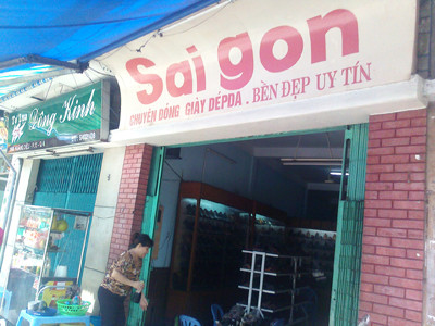 Chủ cửa hàng giầy thu nhập từ… bán sinh tố . Chủ cửa hàng giầy thu nhập từ… bán sinh tố